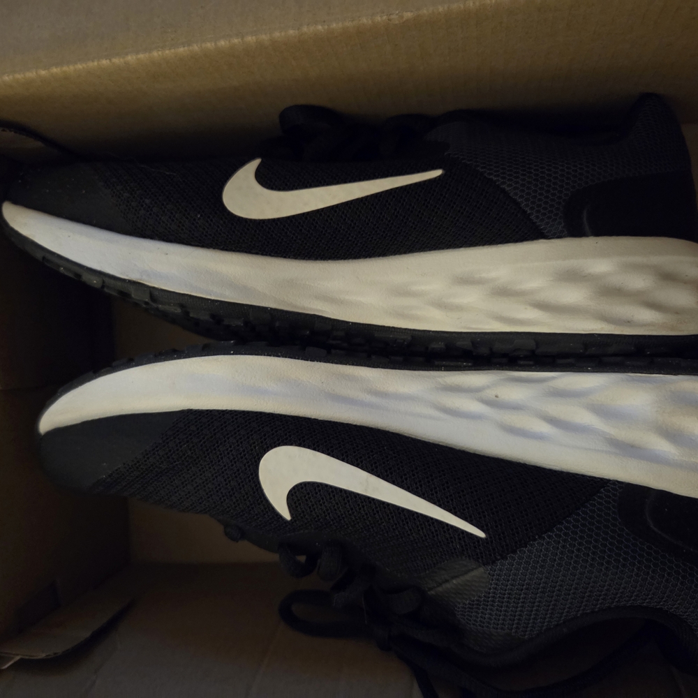 Girls Black Nike Sneakers Hardly Worn Like New